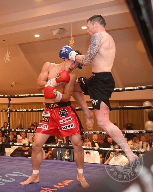 Smith Flying Knee - Both men were of the canvas with The Korean in the 2nd due to a jab and the N’Irish man with the heavier shot in the fourth with a knee strike.