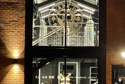 This new gym certainly stands out from any others. An iconic glass front immediately catches the eye with the ProKick motto ‘Truth. Discipline. Respect’ emblazoned across the middle.