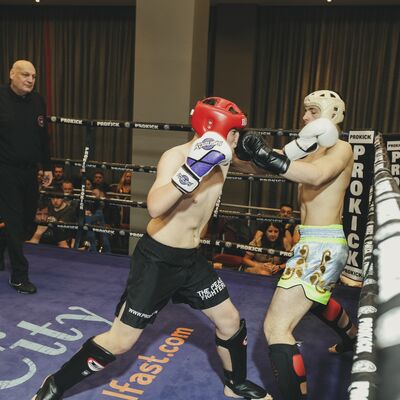 Gary Lynch vs Chris Stokes