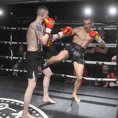 Damiano Vacca lands a hard Low-Kick to Snoddon