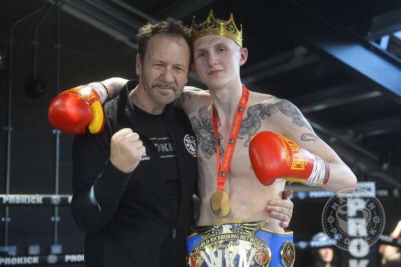 The decision was announced: Jay Snoddon was crowned the 18th world champion produced by Billy Murray at ProKick. Snoddon, the new WKN K1 Pro/Am Featherweight World Champion.