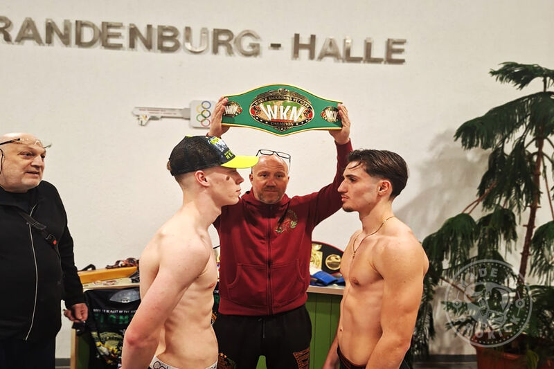 Upon arrival in Berlin, Max went straight to the official weigh-in to face his opponent, Stefan Cvetkoski of Kickboxtempel Vohburg.