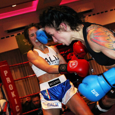 Rowena lands a right hook to the head of Italian Maura Scano in their low-kick style match at the Stormont hotel in Belfast