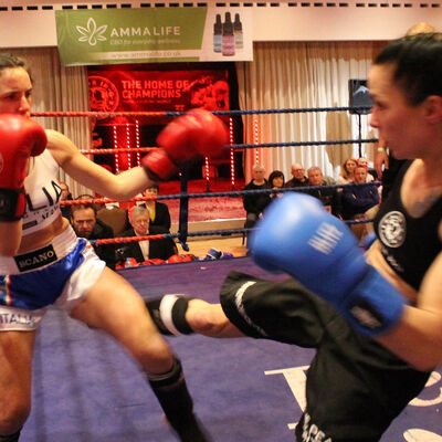 Rowena Bolt took on the Italian Maura Scano in a low-kick style match. This was a cagey affair as the two ladies looked to counter, however Bolt lived up to her ‘Lightning Bolt’ name and picked up the pace to gain the victory.