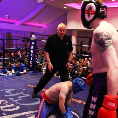 Cameron Scott dropped Konrad Baranski in their light-contact match at the Stormont hotel in Belfast