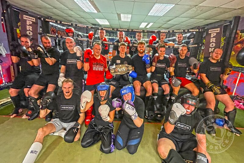 The European WKN contender, Jay Snoddon - sparred a round with every club member pictured above. A two way exercise with each member gaining valuable experience with a ProKick champion and Jay getting some essential ring-time.