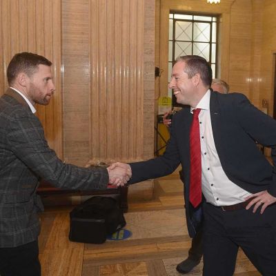 Johnny Smith met the seat of government on Thursday 25th November, at Stormont’s Parliament Buildings and was greeted by First Minister, Paul Givan.