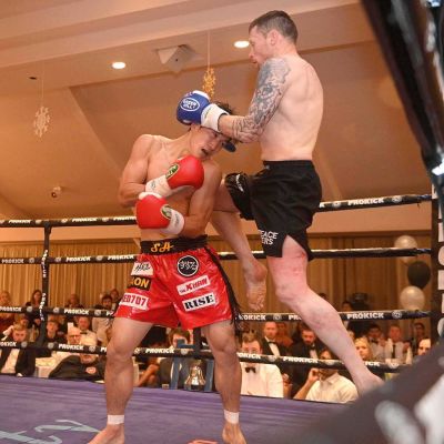 Smith Flying Knee - Both men were of the canvas with The Korean in the 2nd due to a jab and the N’Irish man with the heavier shot in the fourth with a knee strike.