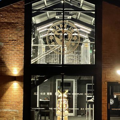 This new gym certainly stands out from any others. An iconic glass front immediately catches the eye with the ProKick motto ‘Truth. Discipline. Respect’ emblazoned across the middle.