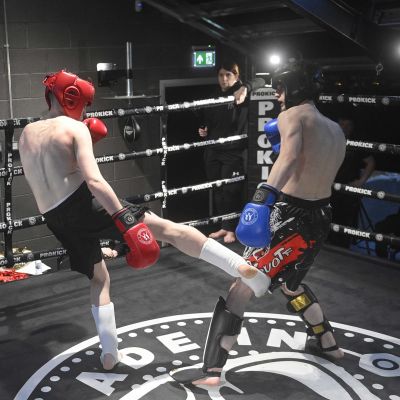 Low-kick action from with Adam Davidson ( ProKick) in a WKN Low-Kick Rules 3x2 Min Rounds 60-62.kg against Eddie Islas (Golden Dragon, the Loop)