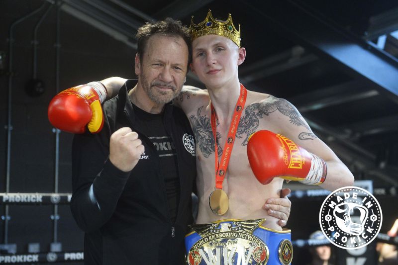 The decision was announced: Jay Snoddon was crowned the 18th world champion produced by Billy Murray at ProKick. Snoddon, the new WKN K1 Pro/Am Featherweight World Champion.