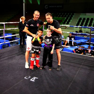 Cian Toner with opponent Gianluca Muscat (Ying Yang – Team Noel Malta) and coaches 